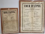 deux affiches sur un mur blanc, avec un cadre marron et une photo en noir et blanc