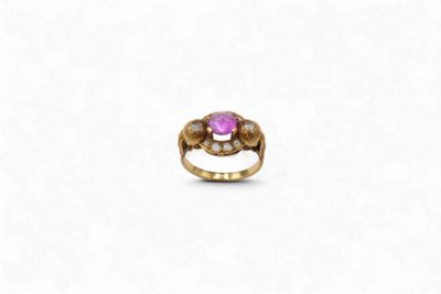 Bague en or jaune 18K (750), le chaton ovale serti d'un rubi…