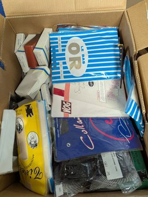 une boîte en carton remplie d'objets hétéroclites