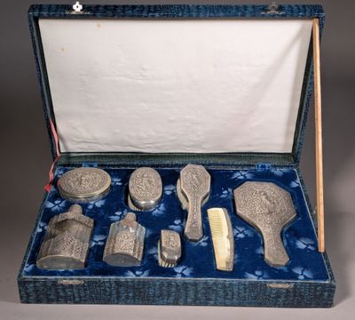une boîte bleue contenant des objets argentés