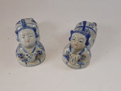 paire de figurines en porcelaine bleue et blanche représentant une femme et un homme