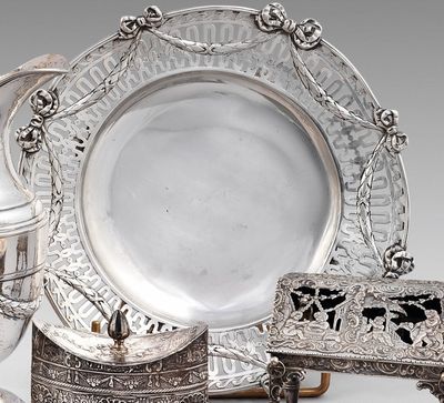 beaucoup d'objets en argent posés sur une table