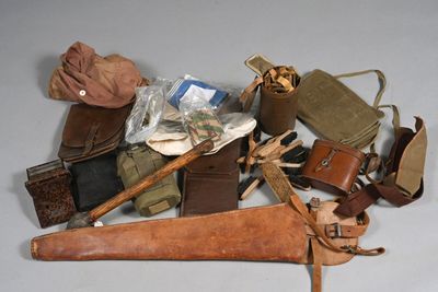 un grand nombre d'objets posés sur une table