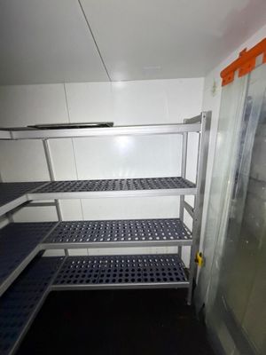 une étagère métallique dans le coin d'une pièce