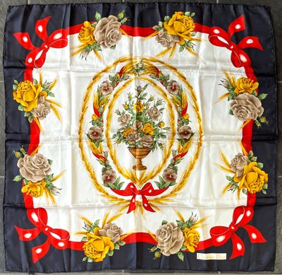 CHRISTIAN DIOR. Carré en twill de soie imprimée à décor flor…