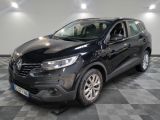 la voiture noire est garée sur un sol en damier dans le garage