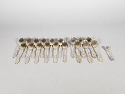 Suite de douze cuillères à café en argent et vermeil ciselé de fleuret - Photo 1