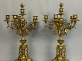 paire de chandeliers anciens en laiton ornés d'anges et de chérubins