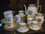 de nombreuses tasses et soucoupes posées sur une table en verre