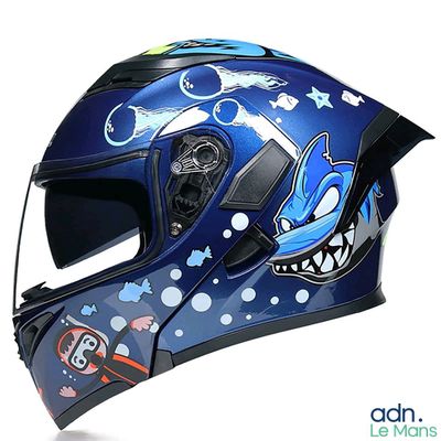 un casque bleu orné d'un motif de requin