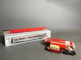 un train rouge et blanc à côté d'un wagon rouge et blanc