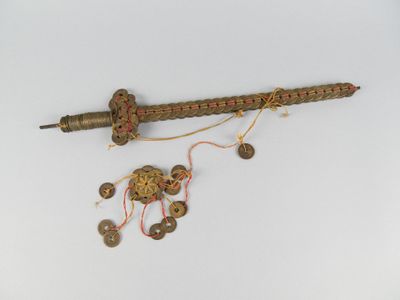 une image représentant une épée sur laquelle sont posées des pièces de monnaie et à laquelle est attachée une ficelle