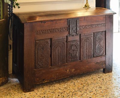 un coffre en bois surmonté d'un miroir