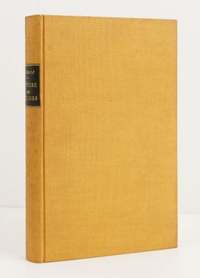 un livre à la couverture jaune posé sur une table blanche