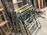 un tas de vieilles échelles en bois posées dans une pièce