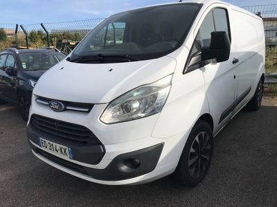 la camionnette blanche est garée dans le parking à côté d'autres voitures