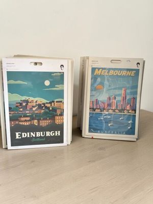deux livres posés sur une table