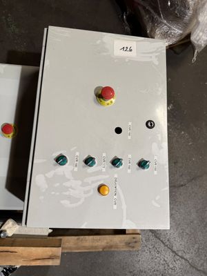 une boîte blanche sur laquelle se trouvent plusieurs boutons colorés