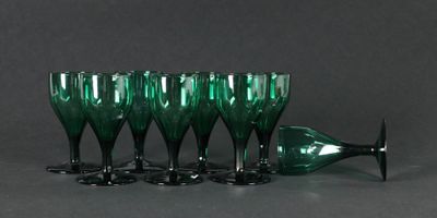 quatre verres à vin verts posés les uns à côté des autres sur une table