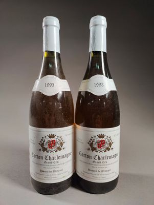 deux bouteilles de vin posées l'une à côté de l'autre sur une table