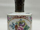 une image représentant un vase blanc et doré orné de fleurs