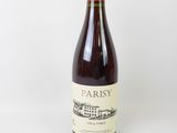 une bouteille de vin posée sur une table