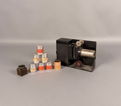 un petit appareil photo et plusieurs bocaux d'épices sur la table