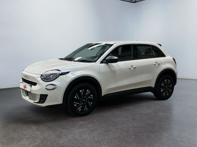 Un SUV blanc est garé dans une pièce blanche