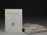 un vieux livre posé au sommet d'une pile de livres