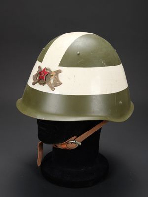 un casque vert et blanc orné d'une étoile sur le côté