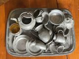 un plateau sur lequel sont disposées de nombreuses tasses et soucoupes en argent