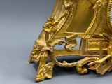 une horloge en or posée sur une table