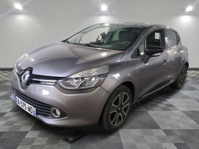 la voiture argentée est garée dans le garage sur un sol en damier