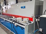 une grande machine installée dans un bâtiment