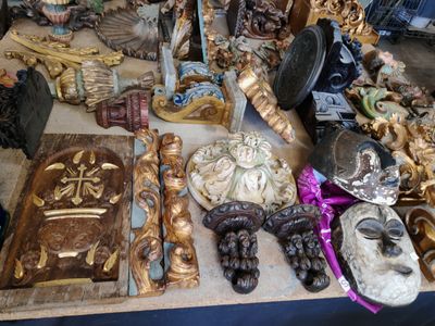 une table sur laquelle sont posés de nombreux objets anciens