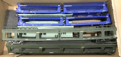 une boîte contenant tout un tas de petits trains