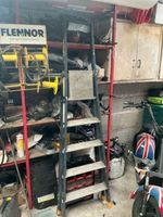 Un escabeau CENTAURE en alu à cinq marches