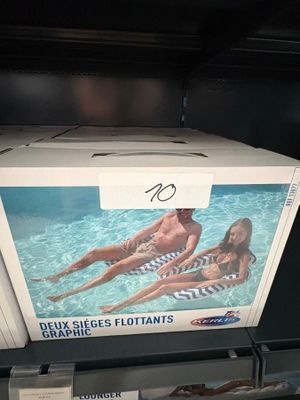 une boîte avec l'image d'un homme et d'une femme dessus