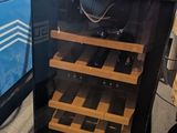 une cave à vin posée dans un coin de la pièce
