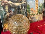 une photo d'un saladier en verre posé sur une table rouge