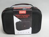 un sac noir muni d'une poignée rouge et d'une poignée noire