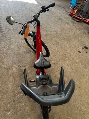 un scooter rouge et noir garé dans un garage