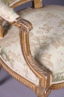 Paire de fauteuils en bois sculpté et doré à décor de frise … (photo 2)