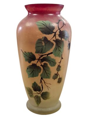 Vase balustre en verre à col évasé à décor peint de feuilles…