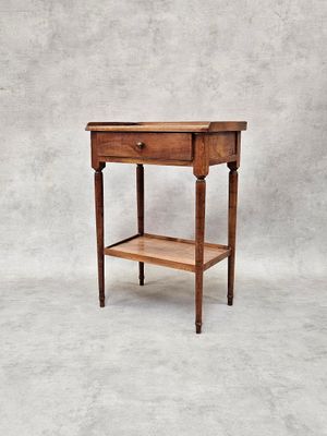 une image représentant une petite table surmontée d'une étagère