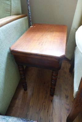 une petite table et une chaise en bois dans un coin de la pièce