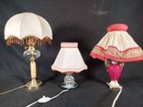 deux lampes sont posées l'une à côté de l'autre sur un fond noir