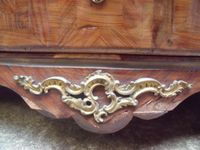 Commode galbée en marqueterie de bois de violette, ouvrant à… (photo 5)
