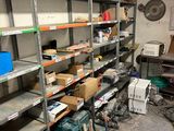une pièce remplie d'étagères et d'outils