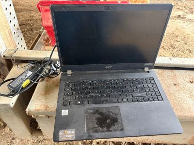 un ordinateur portable posé sur une table